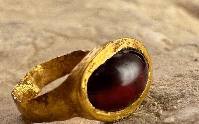 Những món trang sức làm từ vàng và đá quý sặc sỡ, như đá garnet đỏ, rất thịnh hành trong giai đoạn này. Ảnh: Reut Wilf, City of David.