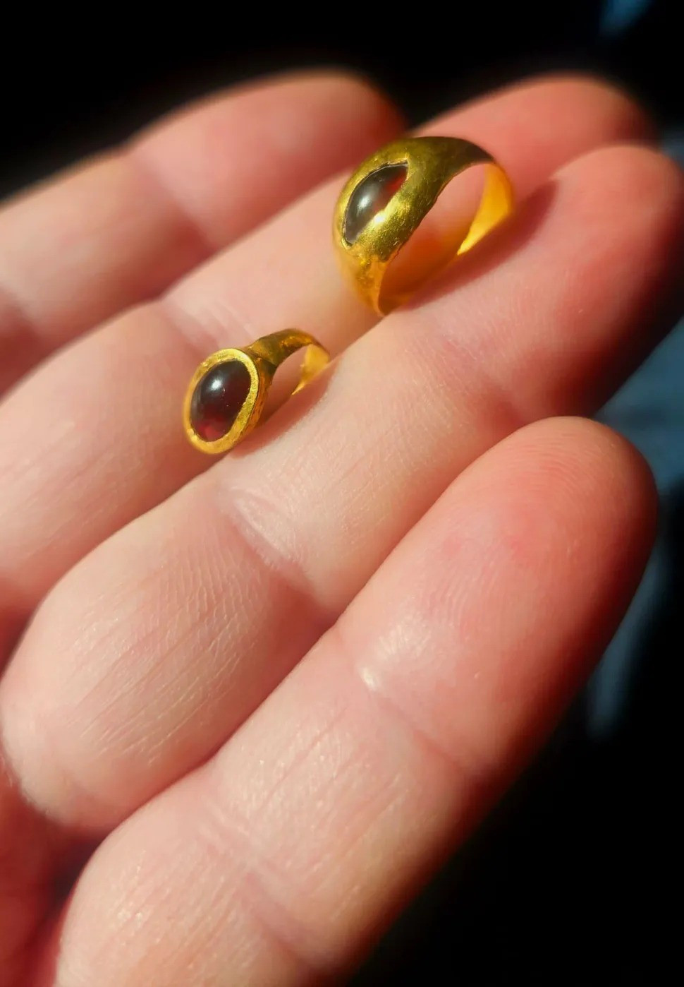 Theo các nhà nghiên cứu thuộc Cơ quan Cổ vật Israel (IAA), Trung tâm Nghiên cứu Jerusalem Cổ và Đại học Tel Aviv, những đồ trang sức này có khả năng được chôn theo một tập tục phổ biến vào thời kỳ đó, tượng trưng cho sự chuyển đổi từ thời thơ ấu sang tuổi trưởng thành. Ảnh: Yiftah Shalev, Israel Antiquities Authority.