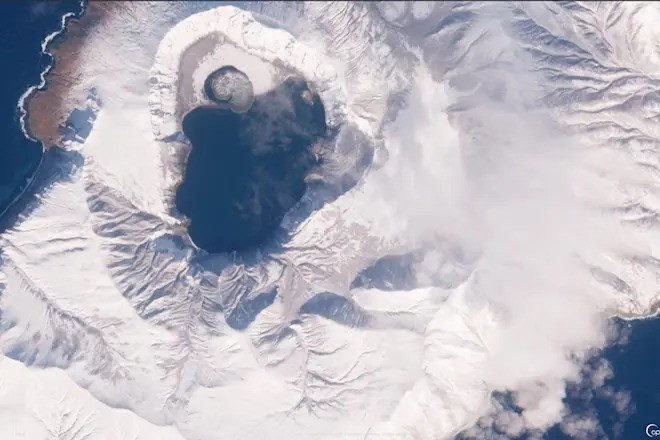 Thêm nữa, các nhà nghiên cứu từng tới quần đảo Kuril qua đó có được mẫu vật giúp phát hiện sự trùng khớp địa hóa học với vùng hõm chảo Zavaritskii. Ảnh: ESA.