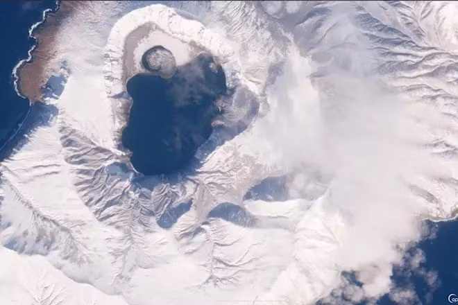 Thêm nữa, các nhà nghiên cứu từng tới quần đảo Kuril qua đó có được mẫu vật giúp phát hiện sự trùng khớp địa hóa học với vùng hõm chảo Zavaritskii. Ảnh: ESA.