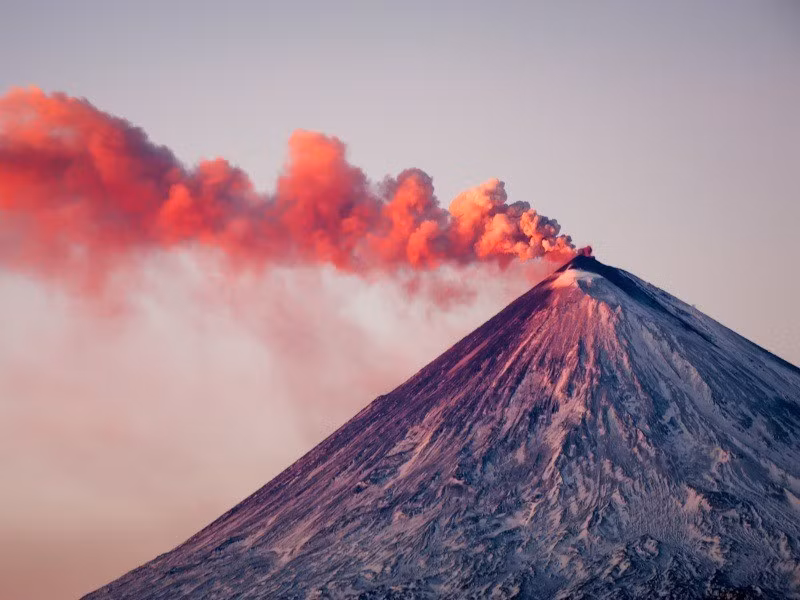 Kết quả kiểm tra lõi băng ở Greenland cho thấy vào năm 1831, bụi lưu huỳnh, dấu hiệu của hoạt động núi lửa, ở nơi đây lớn gấp khoảng 6,5 lần so với ở Nam Cực. Điều này cho thấy nguồn của bụi lưu huỳnh là vụ phun trào lớn từ núi lửa ở vĩ tuyến giữa tại Bắc bán cầu. Ảnh: malexeum /Stock.adobe.com.