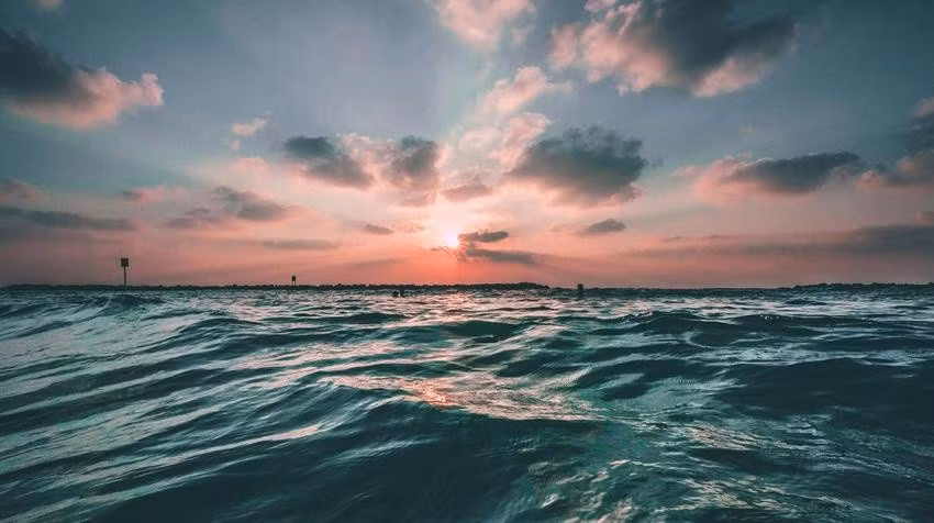 Một số khu vực đang ấm lên nhanh hơn những khu vực khác. Trong đó, các khu vực ấm nhất bao gồm Nam Đại Tây Dương, Bắc Thái Bình Dương và Nam Đại Dương. Ảnh: un.org.