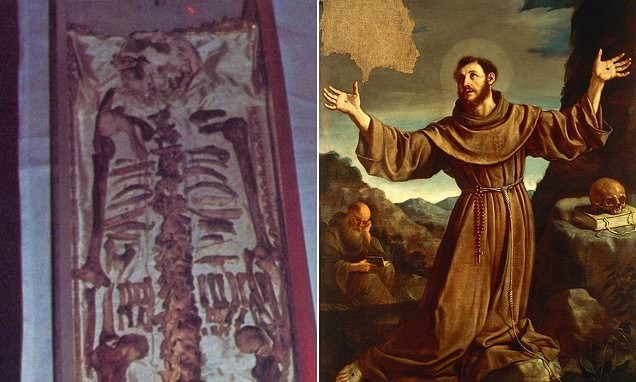 Ngôi mộ của Thánh Francis được mở lần đầu tiên vào năm 1818. Khi ấy, các nhân chứng đã mô tả thi hài của Thánh Francis còn khá nguyên vẹn , được quấn trong mảnh vải len thô, phù hợp với chiếc áo choàng giản dị của dòng Phanxicô do ông sáng lập. Ảnh: The bones of Saint Francis of Assisi/De Agostini via Getty Images.