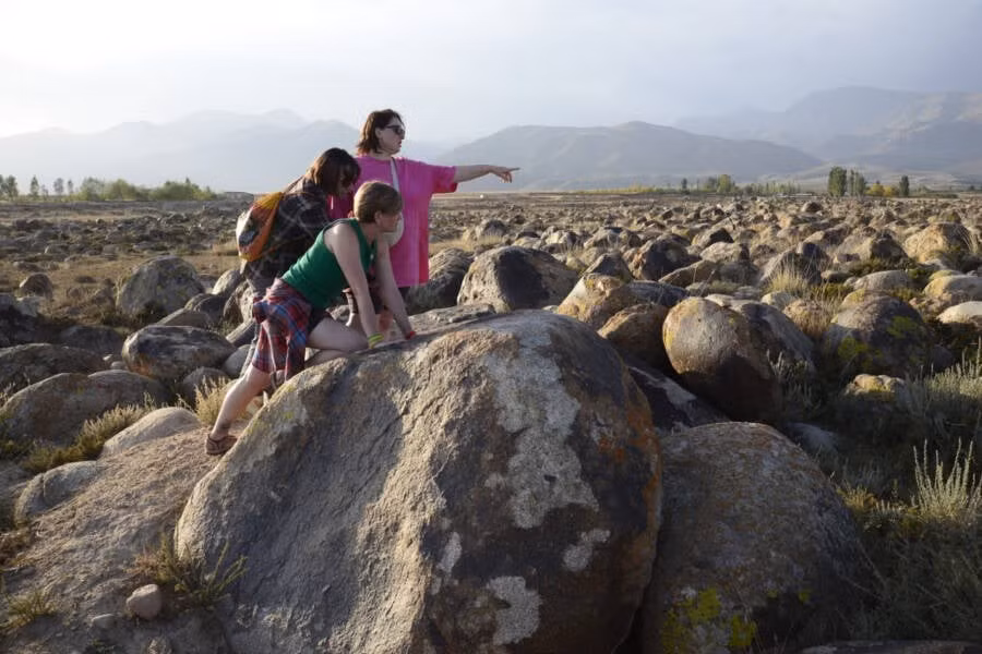 Các chuyên gia đã khảo sát tại 4 địa điểm tại hồ Issyk-Kul, ở độ sâu từ khoảng 0,9 - 4m. Ở địa điểm đầu tiên, họ đã tìm thấy tàn tích của một số tòa nhà xây bằng gạch chịu lửa. Một trong số đó có một cối xay dùng để nghiền và xay bột mì hoặc bột ngô. Ảnh: Denis Davydov/Russian Academy of Sciences.