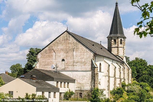 Thi hài của linh mục Franz không có dấu hiệu của việc phải lao động nặng nhọc, củng cố giả bằng chứng cho thấy ông có lối sống tương đối ít vận động. Các chuyên gia cũng phát hiện bằng chứng chỉ ra vị linh mục này có thói quen hút thuốc lâu năm và mắc bệnh lao mãn tính, có thể đã xuất huyết phổi cấp tính và qua đời. Ảnh: Shutterstock/Simon Reisinger.