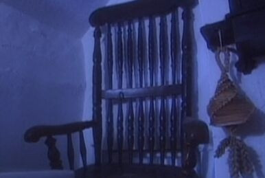 Sau khi vài khách hàng qua đời đột ngột sau khi ngồi lên chiếc ghế của Thomas, chủ quán Earnshaw quyết định cất nó xuống tầng hầm. Tuy nhiên, một người giao hàng khi xếp đồ xuống tầng hầm lại ngồi lên chiếc ghế và qua đời trong vụ tai nạn ngay hôm đó. Ảnh: evil wiki.