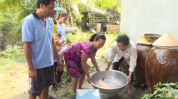 Sáng ngày 27/12/2018, ông Nguyễn Văn Út, 47 tuổi, ở ấp 5 xã Mỹ Đông huyện Tháp Mười tỉnh Đồng Tháp đã bắt được một con cá trê có màu vàng óng tại con kênh trước nhà. Ảnh: nongnghiepmoitruong.