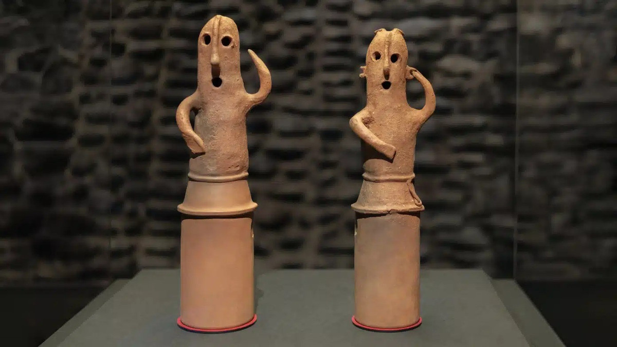 Hai bức tượng Haniwa, được gọi là "người nhảy múa" hay "vũ công đất nung Haniwa", hiện nằm trong bộ sưu tập của Bảo tàng Quốc gia Tokyo. Chúng được phát hiện vào năm 1930 trong quá trình khai quật một nghĩa trang cổ ở tỉnh Saitama, phía bắc Tokyo và được cho là đã được tạo ra cách đây khoảng 1.500 năm. Ảnh: Steven Zucker / Flickr / CC BY-NC-SA 2.0.