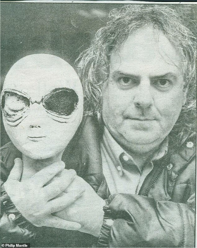 Theo đó, đoạn video dài 18 phút trở thành chủ đề gây tranh cãi. Bởi lẽ, một số người tin rằng người ngoài hành tinh có thật và đoạn video trên không phải là giả. Giới chức trách được cho là đã che giấu công chúng về sự tồn tại của sinh vật ngoài Trái đất. Ảnh: Phillip Mantle.