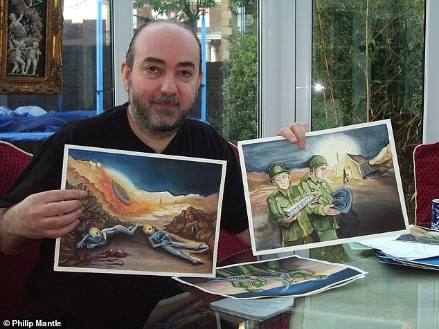 Doanh nhân người Anh Ray Santilli tuyên bố ông đã thu được video vào năm 1992 từ một nhà quay phim quân đội Mỹ đã nghỉ hưu trong khi tìm kiếm đoạn phim lưu trữ của Elvis Presley ở Mỹ. Ảnh: Phillip Mantle.