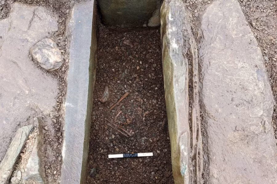 Các bộ hài cốt đã được các chuyên gia khai quật và đưa đến phòng thí nghiệm để kiểm tra, phân tích. Qua đó, họ có những khám phá bất ngờ về những người được chôn cất trong ngôi mộ. Ảnh: Historic Environment Scotland and AOC Archaeology Group/PA Wire.