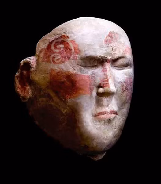 Người Tashtyk nổi tiếng với các nghi lễ hỏa táng phức tạp. Sau khi hỏa táng thi hài người quá cố, gia đình sẽ đặt những chiếc mặt nạ tang lễ được chế tác tỉ mỉ lên các hình nộm giống người chết để dùng cho các nghi lễ tưởng niệm phức tạp có thể kéo dài hàng tháng hoặc thậm chí hàng năm. Ảnh: Late Bronze Age Apocalypse/Facebook.