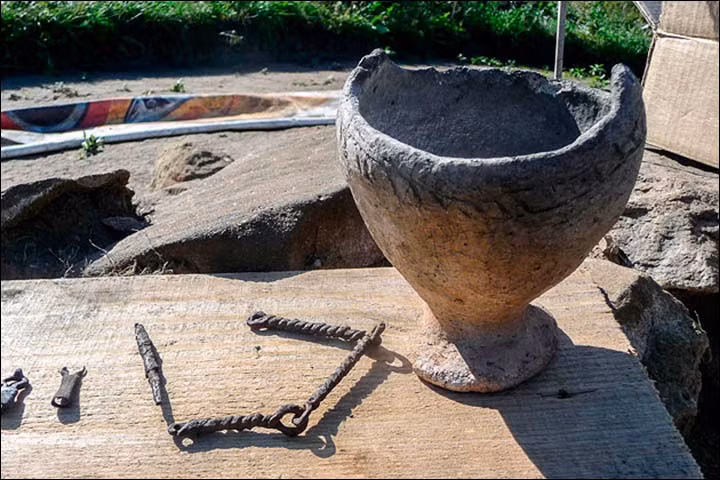 Những chiếc mặt nạ này thường được vẽ tinh xảo với các đường nét khuôn mặt giống hệt người quá cố. Đôi khi, chúng còn được tô điểm bằng tóc, trang sức hoặc vải vóc. Ảnh: Pavel German.