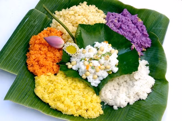 Nếu kể đến các loại xôi thì có lẽ thực khách sẽ tha hồ lựa chọn giữa hàng chục loại, từ xôi mặn cho đến xôi ngọt, như xôi xéo, xôi lạc, xôi đỗ, xôi oản, xôi gấc, xôi ngô, xôi hạt sen, xôi ngũ sắc... Mỗi một loại xôi đều có vị ngon riêng biệt và làm sao để có được món xôi dẻo, thơm đều thể hiện tài năng và sự khéo léo của người nấu.