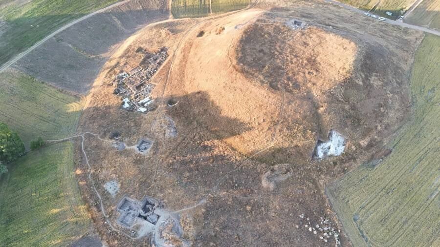 Hài cốt của ít nhất 7 đứa trẻ sơ sinh đã được các chuyên gia tìm thấy khi tiến hành cuộc khai quật tại địa điểm khảo cổ Uşaklı Höyük, Thổ Nhĩ Kỳ. Ảnh: Università di Pisa.