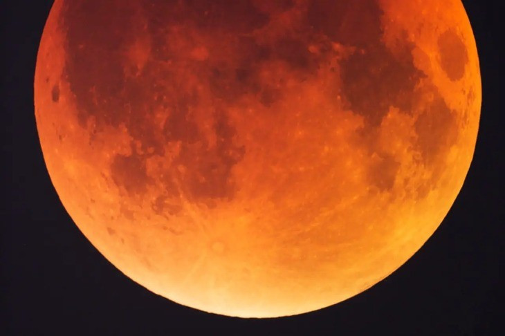 “Trăng máu” xảy ra khi Mặt trăng đi vào bóng Trái đất và chuyển sang màu đỏ thẫm. Ảnh: DARYA KAWA.