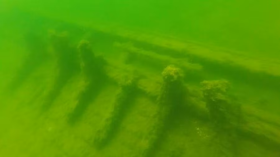 Việc phát hiện xác tàu đắm Frank D. Barker hoàn toàn một cách tình cờ. Theo một tuyên bố từ Hội Lịch sử Wisconsin, Matt Olson - chủ sở hữu của Door County Adventure Rafting - đang xem xét hình ảnh vệ tinh của hồ Michigan để tìm những địa điểm chèo thuyền lý tưởng thì phát hiện một bóng hình có hình dạng kỳ lạ dưới mặt nước gần Vịnh Rowleys. Ảnh: Matt Olson/Wisconsin Shipwrecks.