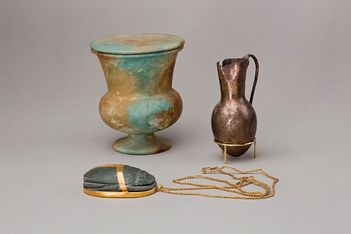 Dây chuyền hình con bọ hung được chôn cất người quá cố sẽ giúp thể trái tim người đó thành thật trước sự phán xét của nữ thần Ma'at. Ảnh: Metropolitan Museum of Art.