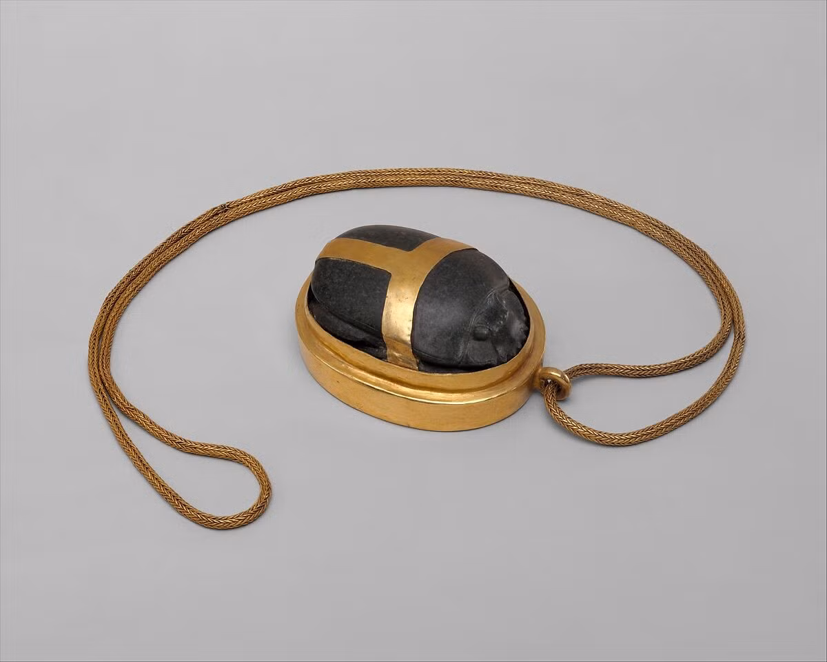 Theo nghiên cứu và kiểm tra của các chuyên gia, bùa hộ mệnh hình bọ hung được chế tác từ vàng và đá serpentinite. Các nghệ nhân Ai Cập đã tạo ra hiện vật quý hiếm này vào khoảng năm 1473 trước Công nguyên. Ảnh: Metropolitan Museum of Art.