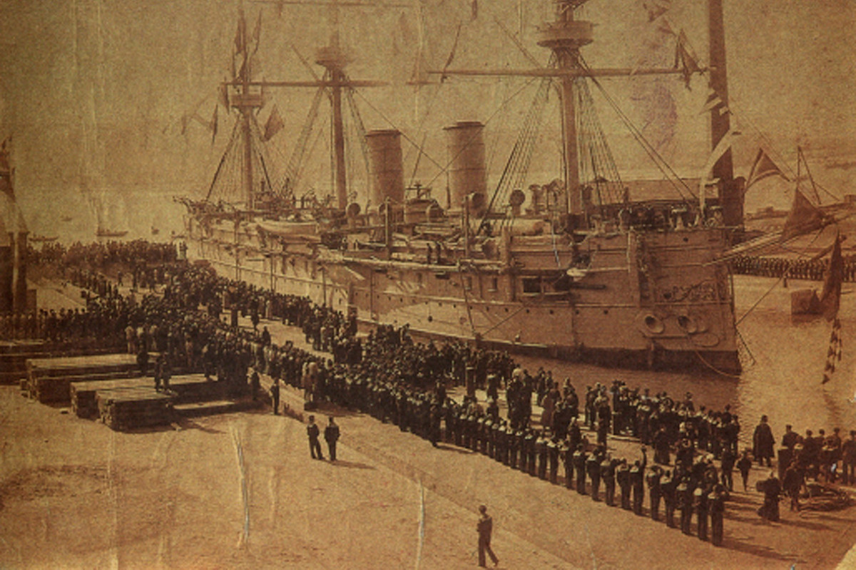 Nhóm chuyên gia sử dụng 2 tàu ngầm có người lái, được thiết kế đặc biệt cho nghiên cứu và khám phá, để ghi lại hình ảnh về con tàu Dmitrii Donskoi. Họ xác định đó chính là tàu Dmitrii Donskoi nhờ phần đuôi tàu có dòng chữ Cyrillic viết tên của nó. Ảnh: EPA.