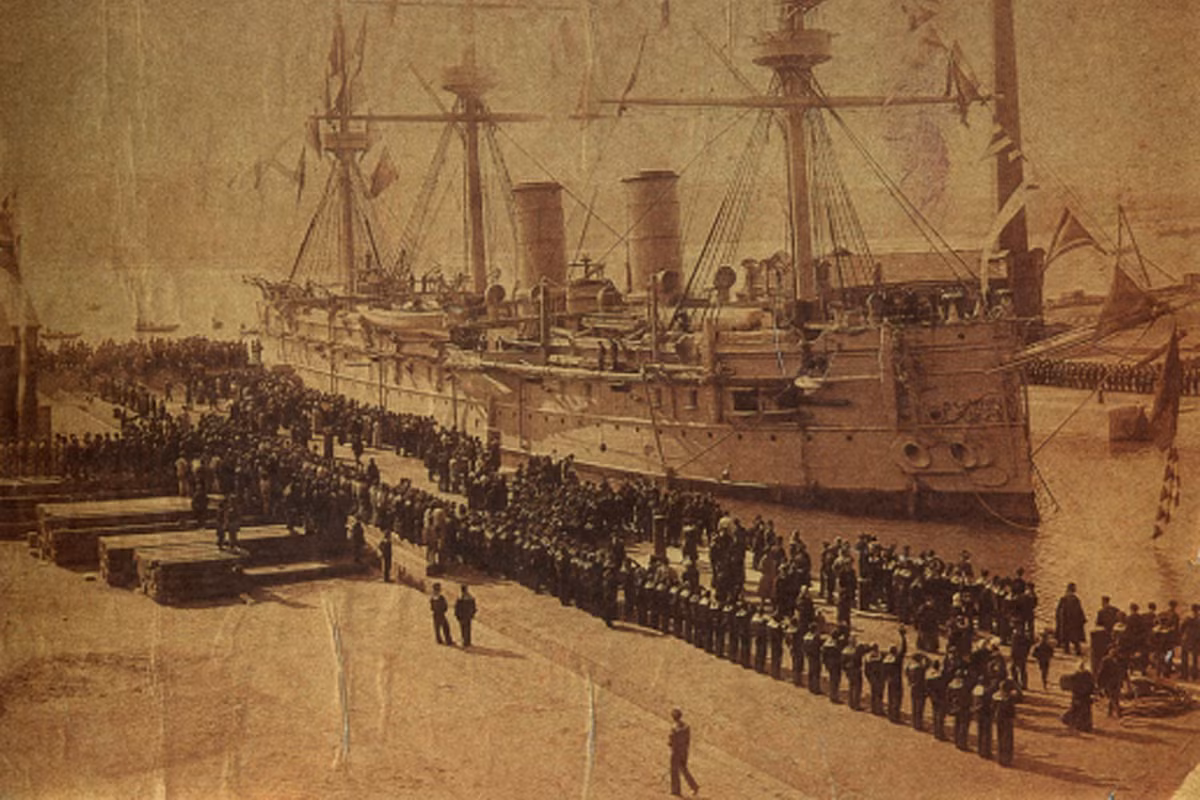 Nhóm chuyên gia sử dụng 2 tàu ngầm có người lái, được thiết kế đặc biệt cho nghiên cứu và khám phá, để ghi lại hình ảnh về con tàu Dmitrii Donskoi. Họ xác định đó chính là tàu Dmitrii Donskoi nhờ phần đuôi tàu có dòng chữ Cyrillic viết tên của nó. Ảnh: EPA.