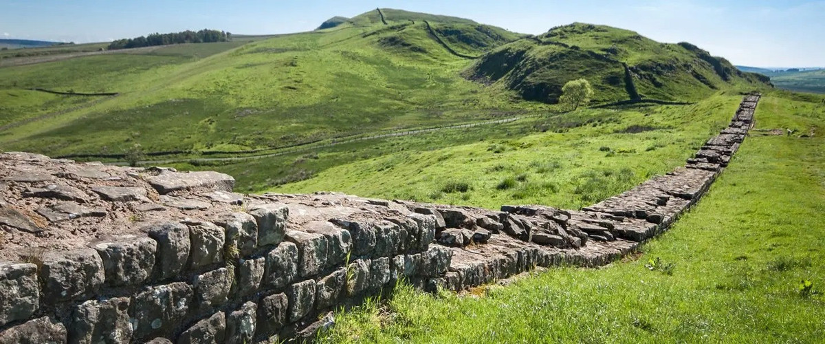 Nhóm nghiên cứu cho hay pháo đài La Mã mới khai quật được xây dựng trên nền đá. Bên ngoài pháo đài còn có một con hào, có thể đã giúp bảo vệ công trình. Ảnh: bonniescotlandtours.com.