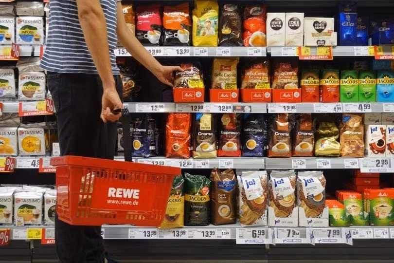 Vào tháng 9/2017, cảnh sát ở thành phố Konstanz, Đức đã kiểm tra lại hình ảnh máy quay giám sát nhằm xác định danh tính một kẻ tống tiền 55 tuổi đã cho chất ethylene glycol - một thành phần quan trọng tạo chất chống đông có thể gây ra bệnh suy thận chết người - vào hộp đồ ăn dành cho trẻ em. Ảnh: expatrio.com.