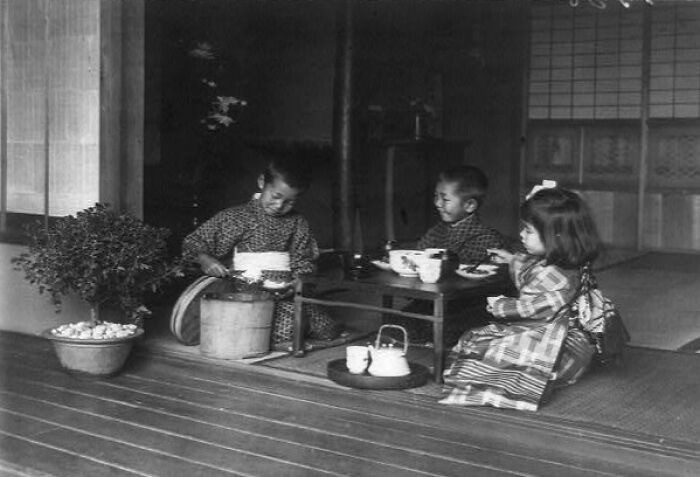 Ba đứa trẻ thưởng thức tiệc trà giản dị.