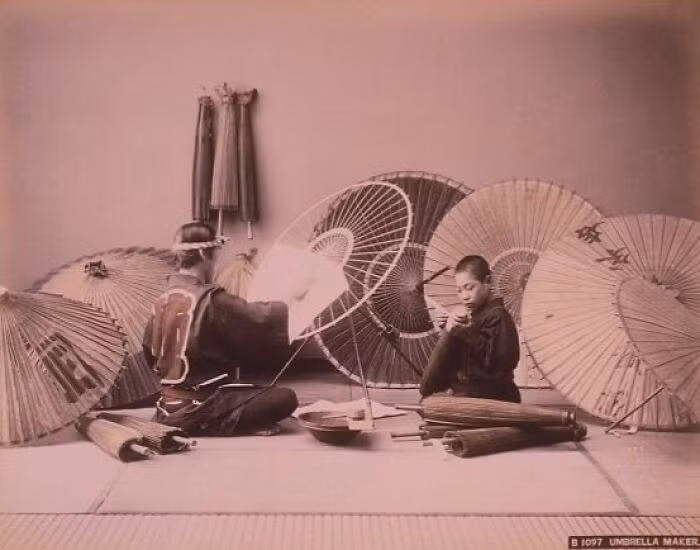 Những người thợ tỉ mỉ từng công đoạn để làm nên những chiếc ô đẹp và chắc chắn.