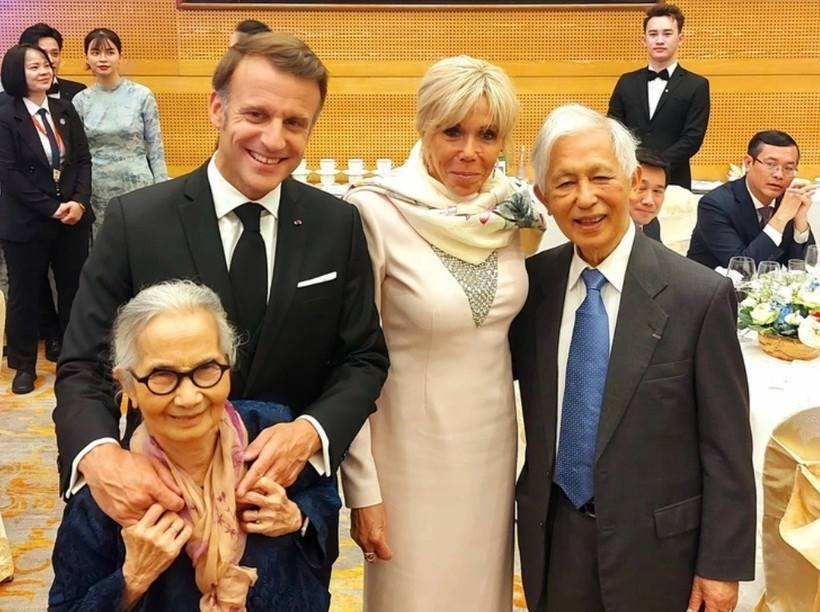 Vợ chồng Giáo sư Trần Thanh Vân (phải) và Giáo sư Lê Kim Ngọc (trái) chụp ảnh với Tổng thống Pháp và phu nhân. Ảnh: ICISE.