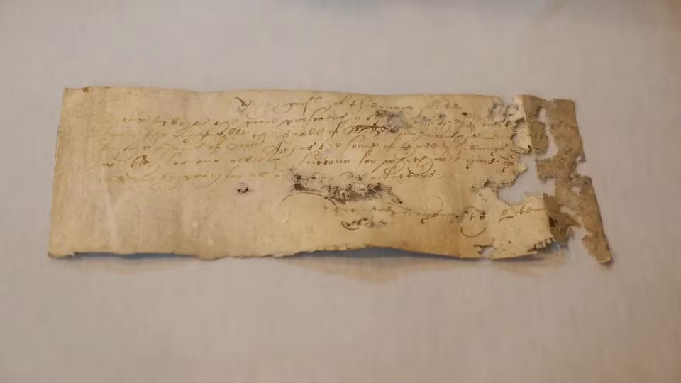 “Việc tìm thấy bức thư có niên đại vào thế kỷ 17 là vô cùng hiếm hoi, đặc biệt là những bức thư cung cấp cho chúng ta cái nhìn sâu sắc về việc quản lý của các hộ gia đình giàu có và việc di chuyển của các vật dụng từ nơi này sang nơi khác”, Nathalie Cohen, nhà khảo cổ học khu vực của National Trust chia sẻ. Ảnh: The Sun.