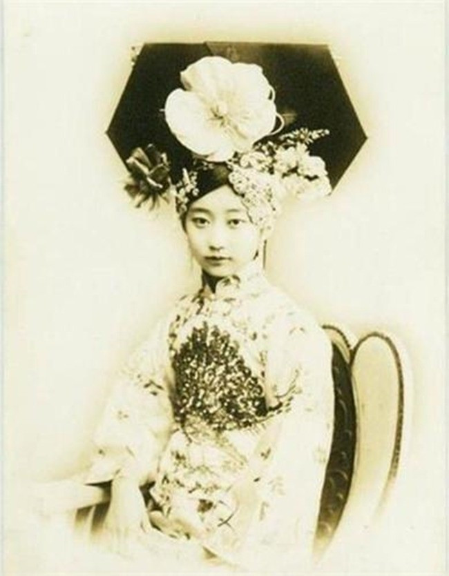 Vương Mẫn Đồng hay còn gọi Hoàn Nhan Lập Đồng Kí được coi là nàng Cách cách xinh đẹp nhất triều đại nhà Thanh. Nàng là con gái của Hoàn Nhan Lập Hiền và Cách cách Ái Tân Giác La Hằng Huệ (cháu gái của Vua Càn Long).