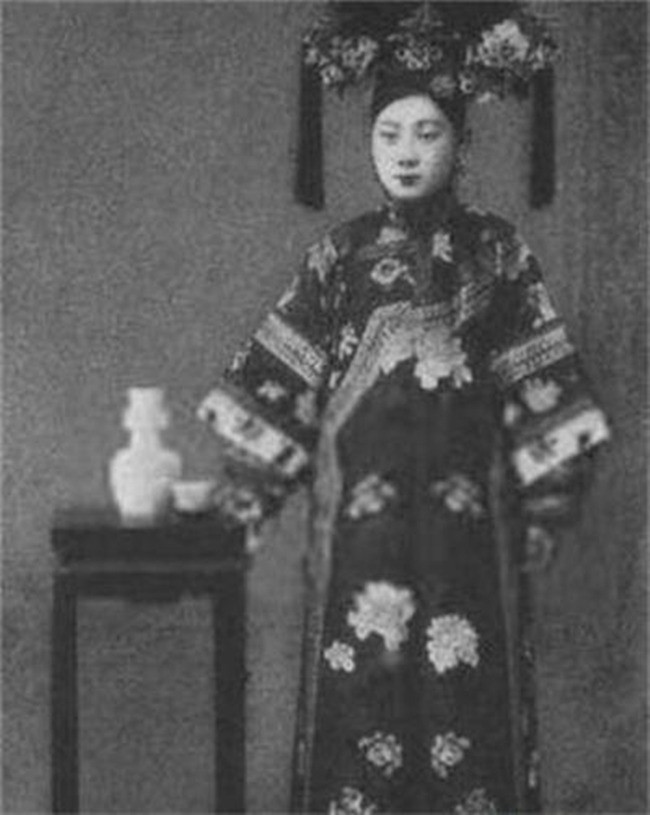 Nàng cách cách nổi tiếng xinh đẹp của nhà Thanh là Ái Tân Giác La Hằng Huệ. Bà là trưởng nữ của Dục Lãng, mẹ đẻ của Hoàn Nhan Lập Đồng Kí Cách cách và là cháu gái ngoại của Định Quận vương Phổ Hú.