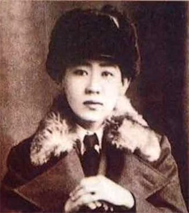 Ái Tân Giác La Hiển Dư là Cách cách thứ 14 của Túc Thân vương. Nàng nổi tiếng thông minh, xinh đẹp.