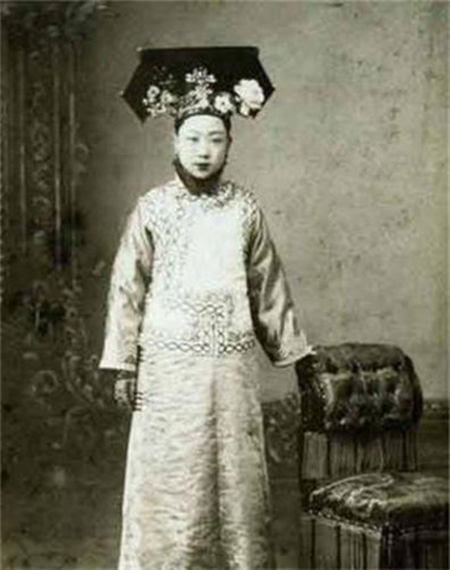 Ái Tân Giác La Hằng Hinh là con gái của Dục Lãng, mẹ đẻ của Uyển Dung - Hoàng hậu cuối cùng của triều Thanh.