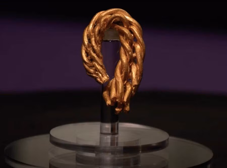 Ông Ronald Clucas (Anh) đã dùng máy dò kim loại trong 50 năm để săn tìm kho báu. Gần đây, ông vừa có khám phá tuyệt vời nhất từ trước đến nay tại Isle of Man trong chuyến đi vào mùa Xuân năm 2025. Báu vật mà ông tìm thấy nhờ máy dò kim loại là một chiếc vòng tay của người Viking. Ảnh: Manx National Heritage.