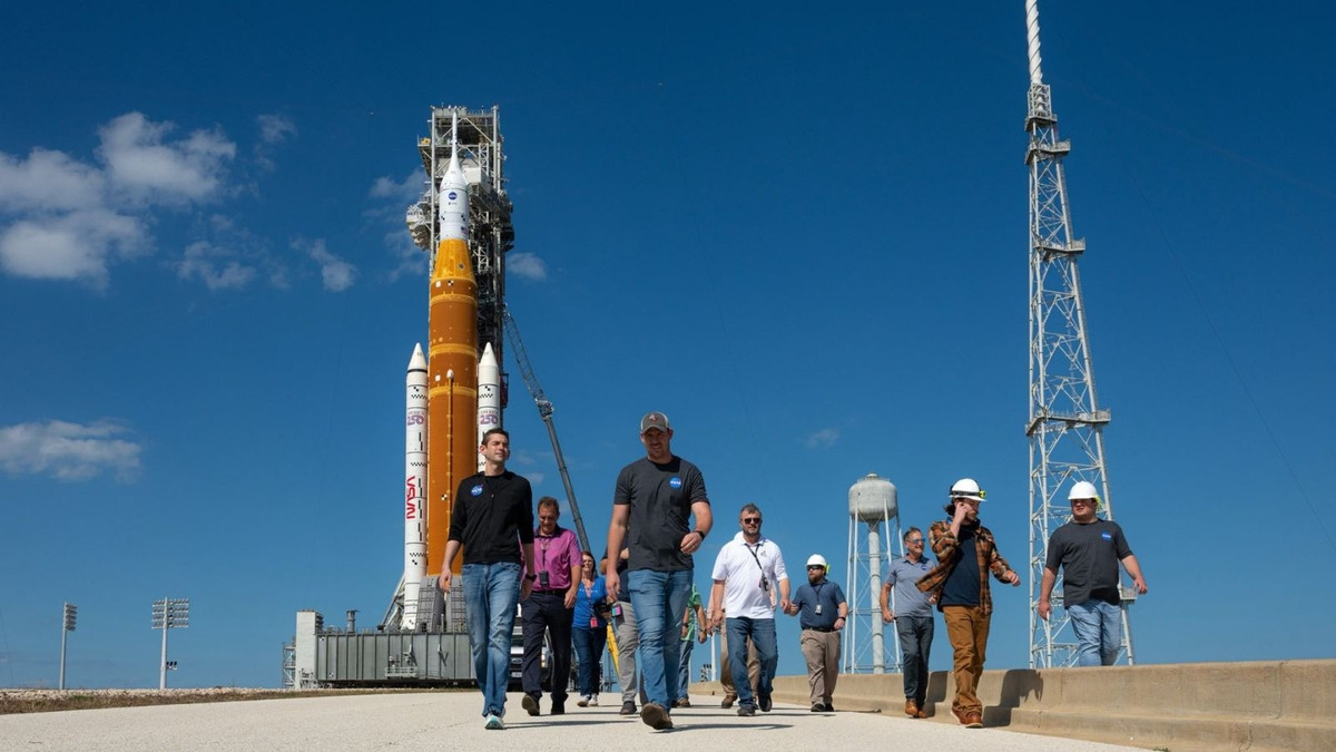 Theo Giám đốc Isaacman, bất kể nguyên nhân là gì, cách duy nhất để khắc phục sự cố là đưa tên lửa cao 98m trở lại nhà chứa để sửa chữa. Ảnh: X/@NASASpox.