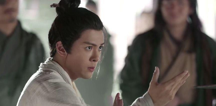 Ở đầu truyện, Trương Vô Kỵ đã học được tâm pháp Cửu Dương Thần Công ở núi Côn Luân và chỉ trong vài năm sức mạnh nội lực tăng lên đáng kể. (Ảnh: Sohu)