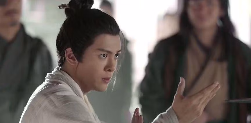 Ở đầu truyện, Trương Vô Kỵ đã học được tâm pháp Cửu Dương Thần Công ở núi Côn Luân và chỉ trong vài năm sức mạnh nội lực tăng lên đáng kể. (Ảnh: Sohu)