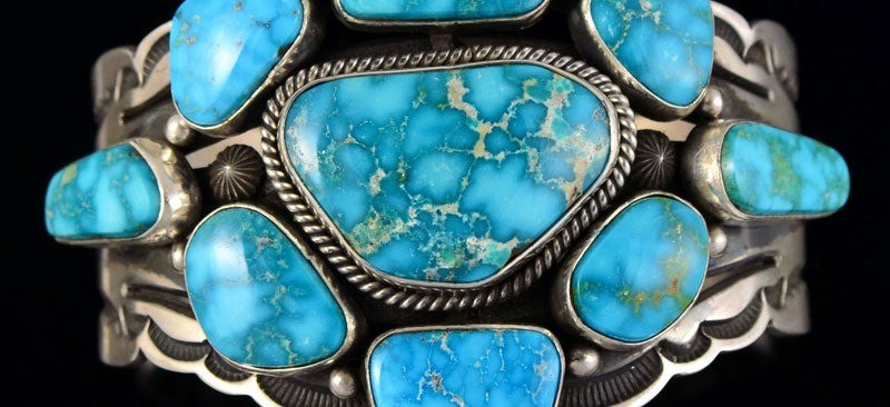 Việc khai thác ngọc lam đã được thực hiện trong khoảng 2 thiên niên kỷ ở sa mạc Atacama. Những người thợ mỏ sử dụng các thiết bị chuyên dụng bao gồm búa đá, xẻng gỗ, giỏ... để khai thác ngọc lam. Sau đó, chúng được thợ thủ công chế tác thành trang sức hoặc các sản phẩm khác. Những sản phẩm này được buôn bán hoặc trao đổi dọc theo hệ thống đường sá rộng lớn của người Inca thời tiền Columbus. Ảnh: pueblodirect.com.