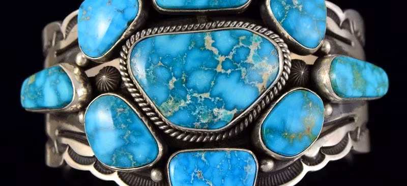 Việc khai thác ngọc lam đã được thực hiện trong khoảng 2 thiên niên kỷ ở sa mạc Atacama. Những người thợ mỏ sử dụng các thiết bị chuyên dụng bao gồm búa đá, xẻng gỗ, giỏ... để khai thác ngọc lam. Sau đó, chúng được thợ thủ công chế tác thành trang sức hoặc các sản phẩm khác. Những sản phẩm này được buôn bán hoặc trao đổi dọc theo hệ thống đường sá rộng lớn của người Inca thời tiền Columbus. Ảnh: pueblodirect.com.