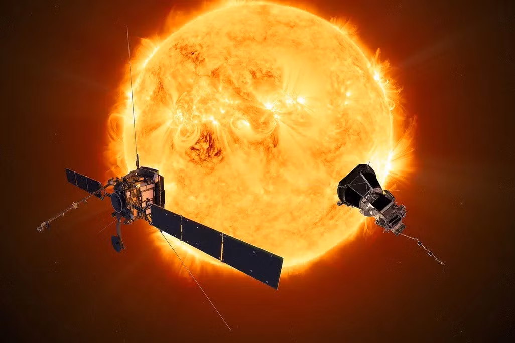 Tuy nhiên, 2 cực này lại đóng vai trò then chốt trong việc hình thành chu kỳ từ trường 11 năm và cung cấp năng lượng cho gió Mặt trời. Dữ liệu trước đây từ tàu Ulysses từng hé lộ rằng gió Mặt Trời nhanh xuất phát chủ yếu từ các “lỗ vành nhật hoa” gần cực. Ảnh: ESA/ATG medialab; Parker Solar Probe: NASA/Johns Hopkins APL.