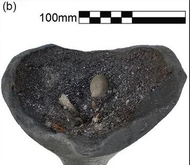 Vụ đắm tàu cổ nhất có tên Dor M, có niên đại từ thế kỷ 11 trước Công nguyên. Các nhà khảo cổ học đã tìm thấy những chiếc bình đựng đồ và một chiếc mỏ neo có khắc chữ Cypro-Minoan, cho thấy mối liên hệ thương mại giữa Síp và Ai Cập. Ảnh: A. Yasur-Landau et al., Antiquity (2025).