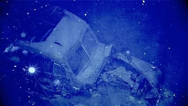 Khi kiểm tra xác tàu sân bay USS Yorktown của Mỹ, các chuyên gia đã khám phá những gì còn sót lại của một ô tô Ford. Chiếc ô tô này nằm trong khoang chứa máy bay của tàu USS Yorktown suốt nhiều thập kỷ qua. Ảnh: NOAA Ocean Exploration, 2025 Beyond the Blue.