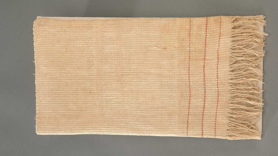 Chiếc khăn lau đĩa dùng như một lá cờ đầu hàng của Liên minh miền Nam trong cuộc Nội chiến Hoa Kỳ hiện được lưu giữ tại Bảo tàng Lịch sử Quốc gia Smithsonian.