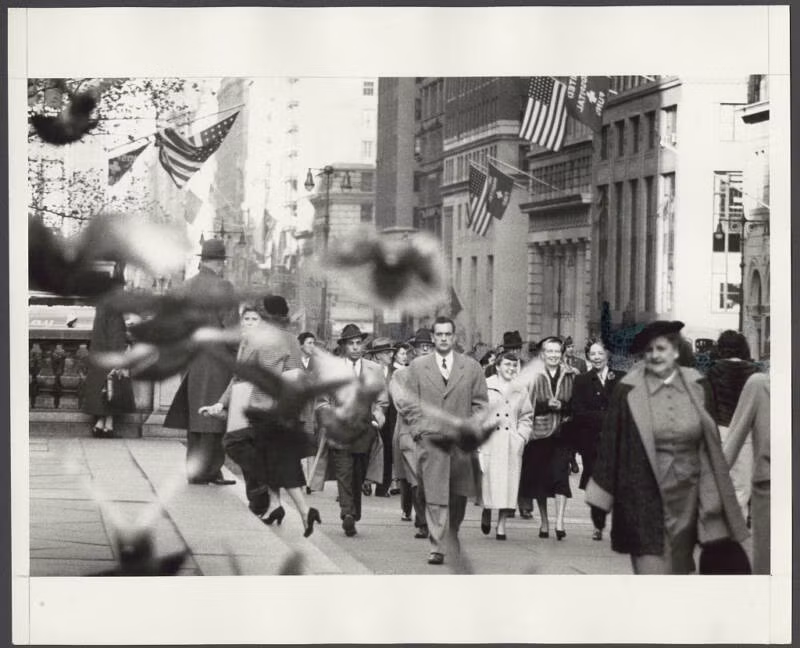 Nhiều người đi rảo bước qua Thư viện Công cộng New York. Ảnh chụp ở thành phố New York năm 1953.