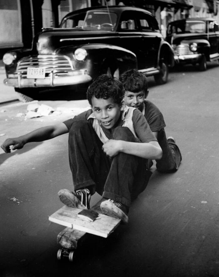 Hai cậu bé chơi trượt ván ở thành phố New York.