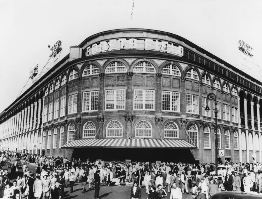 Khung cảnh náo nhiệt bên ngoài sân vận động Ebbets Field ở Brooklyn.