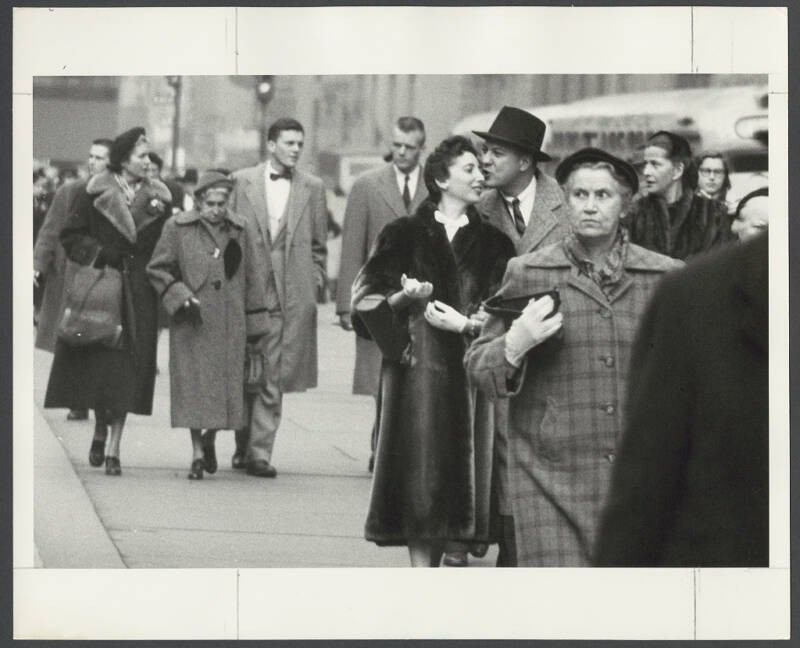 Đôi tình nhân đi dạo trên một con phố đông đúc ở New York năm 1953.