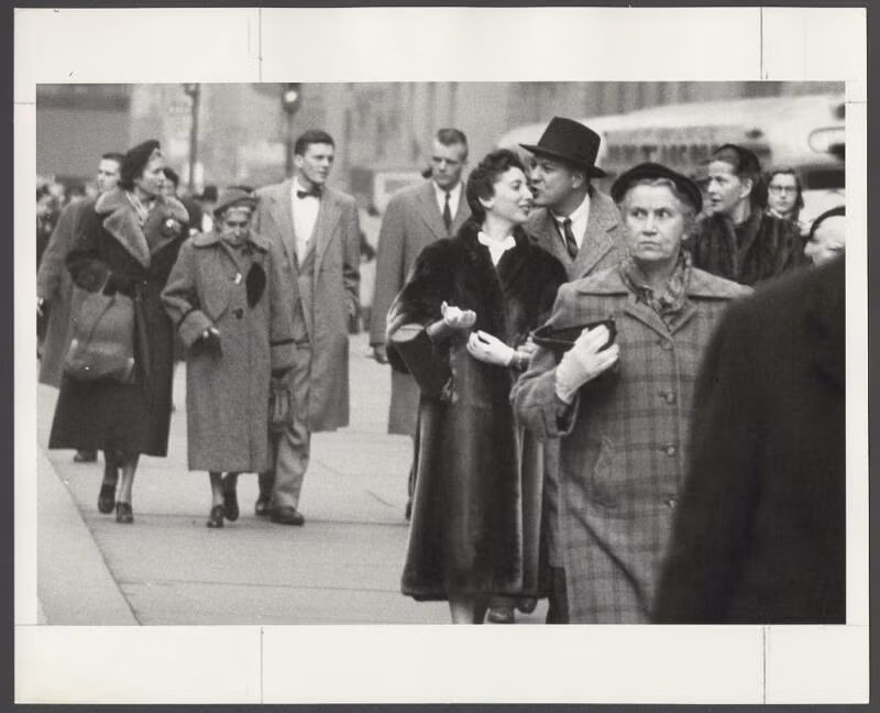 Đôi tình nhân đi dạo trên một con phố đông đúc ở New York năm 1953.